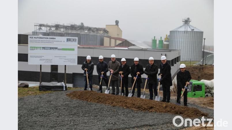 Von links: Alexander Riedl (Holzbau Riedl), Architekt Rodrigo Abarzúa , Geschäftsführer Christian Mattes, Bürgermeister Hans Donko, Geschäftsführer Alfred Meyer, stellvertretender Landrat Roland Grillmeier, Johann Zrenner und Stefan Unterstein Bild: rw