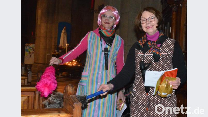 Die Putzen Finny &amp; Wally entpuppen sich später als die glänzenden Sopranistinnen Silvia Schönberger und Judith Peter. Bild: Kunz
