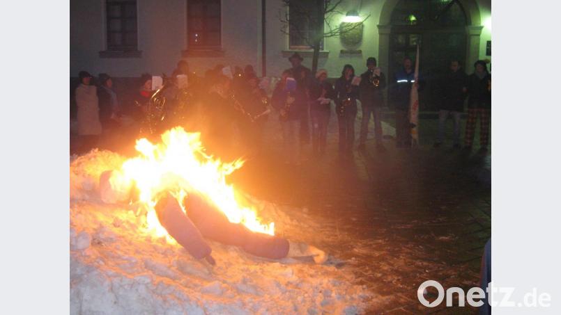 Die letzten Schneereste eignen sich als "Krematorium" für den Verbrennungsakt von Prinz Karneval am allerbesten. Ein Trauerlied der Staatskapelle "Krach" begleitet die Zeremonie. Archivbild: fjo