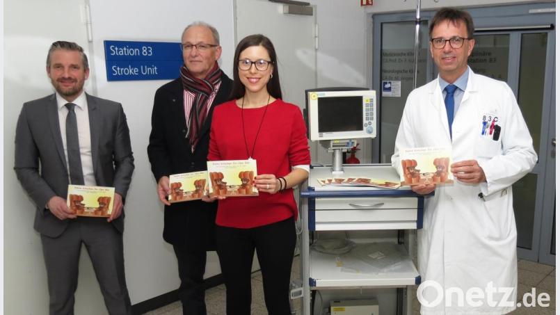 Eine Geschichte über den Ablauf und die Folgen eines Schlaganfalls mit „Opa Bär“ verfasst in einem bebilderten Büchlein Jennifer Hetzel und bekam großes Lob von Chefarzt der Stroke Unit Dr. Michael Angerer (rechts), Klinikprokurist Martin Neuhaus (links) und Impulsgeber Johann Köppl. Bild: Dobmeier