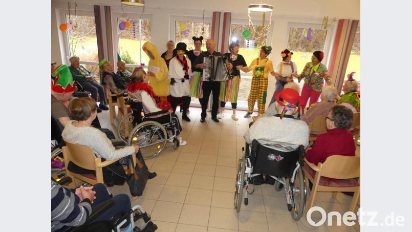 Gerd Retzer bringt zum Faschingsausklang mit Musik Freude ins BRK-Seniorenheim. Bild: rn