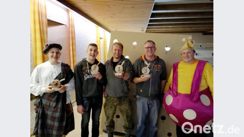 Große Freude bei dem besonderen Turnier bei den Gewinnern. Auf dem Bild der Vorsitzende des Schützenvereins Bernhard Wenning (rechts) mit (von links) Felix Völkl, Stefan Häupler, Armin Bühl und Wolfgang Hertlein. Bild: njn