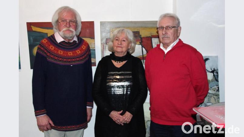 Bei der Vernissage (von links): Roman Friedrich mit den ausstellenden Künstlern Edith Baldauf und Bernd Seidl. Bild: müb