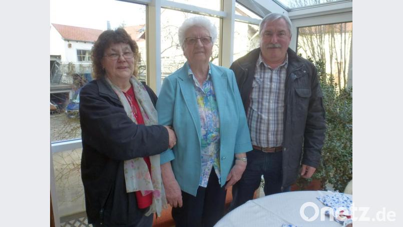 Die 90-jährige Maria Bollinger im Kreis von Gratulanten. Bild: mad