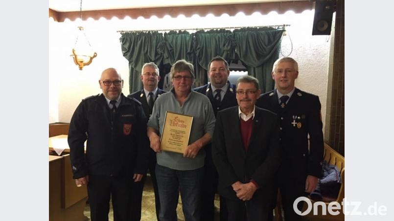 Die Feuerwehr Helmbrechts freut sich mit dem neuen Ehrenmitglied. Im Bild von links Stefan Müller, Kommandant der Feuerwehr Waldershof, Kreisbrandmeister Günther Fachtan, Ehrenmitglied Karl Spörrer, Kommandant Thomas Stilp, Zweiter Bürgermeister Karl Busch und Vorsitzender Konrad Ernstberger. Bild: fpoz
