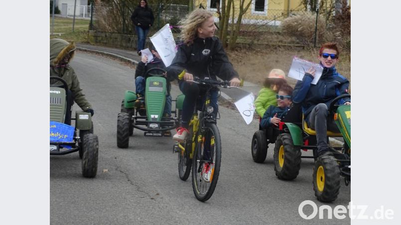 Mit Tret- und Bobbycars sowie Fahrrädern führte der kleine Gaudiwurm durch den Ort. Bild: Houschka