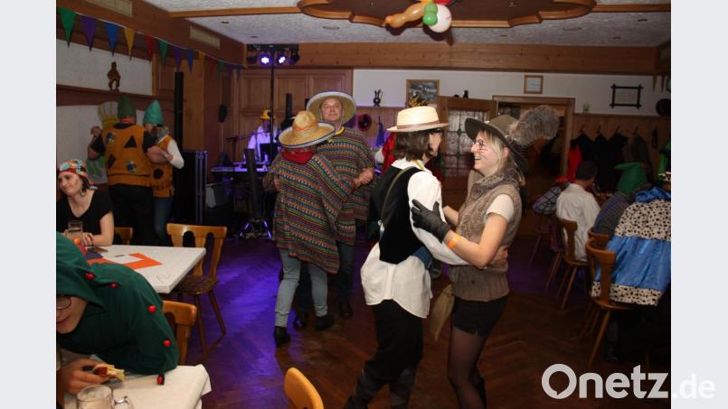 Beim Rosenmontagsball der Feuerwehr tanzten die Märchenfiguren. Bild: adj