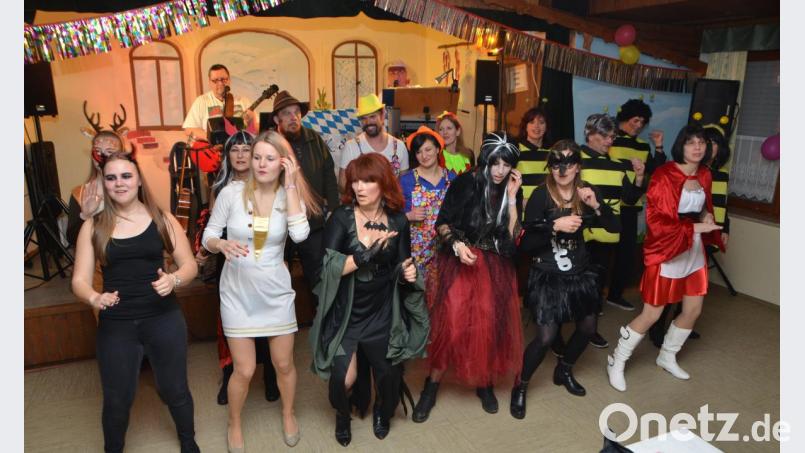 Die "Edelweiß"-Schützen aus Roggenstein können feiern: Die Nacht war lang. Bild: dob