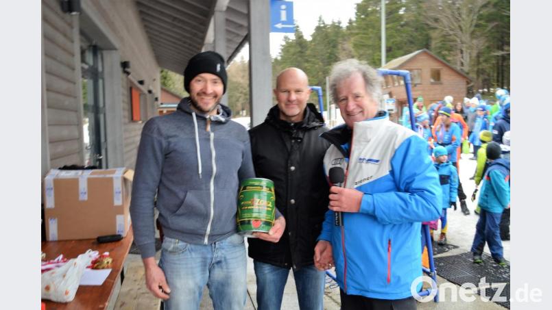 Stefan Schnurrer und Alex Klettner zusammen mit TuS-Präsident Anton Bauernfeind. Bild: fz