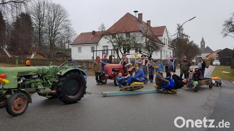 Der Faschingsverein Etzgersrieth ackert mit viel Gaudi und Spaß die „Fosnacht“ aus. Bild: gi