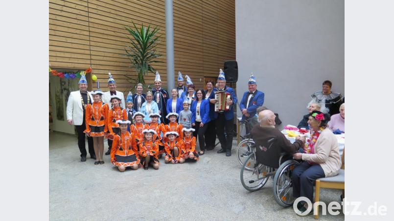 Die Minigarde des WCV und der FCC sorgten für Stimmung beim Rosenmontagsball im Haus Falkenstein. Bild: jzk