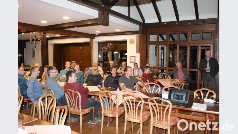 Der Einladung von Bürgermeister Walter Schauer zur Bürgerversammlung im Krämerhof Kulz folgen etwa 40 Personen. Schauer geht dabei auf Ereignisse aus dem vergangenen Jahr ein, stellt die Finanzsituation dar und blickt in die Zukunft. Bild: mnt