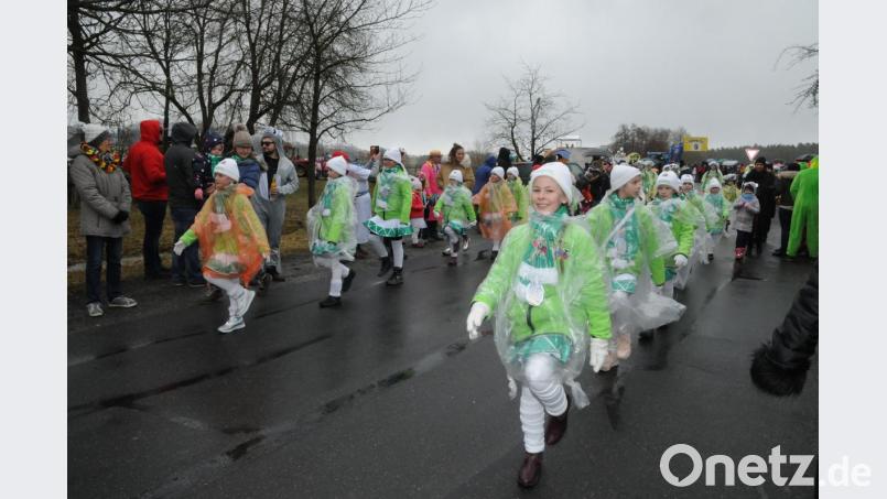 Die Hammerleser Garden schützten ihre teuren und empfindlichen Uniformen mit Regenhäuten. Bild: bey