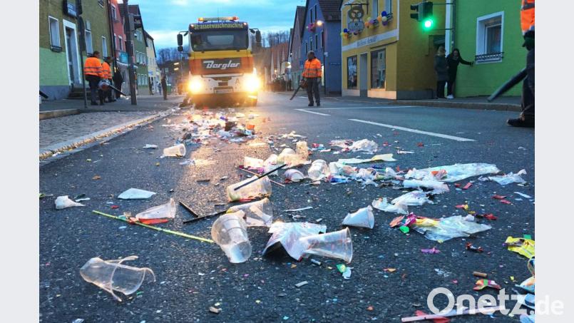 Zunächst war es nur der übliche Müll, den die Bauhofmitarbeiter nach dem Faschingszug beseitigen mussten. In der Folge warfen die Narren auch ihre Schnapsfläschchen und Gläser auf die Fahrbahn. Bild: Gabi Schönberger