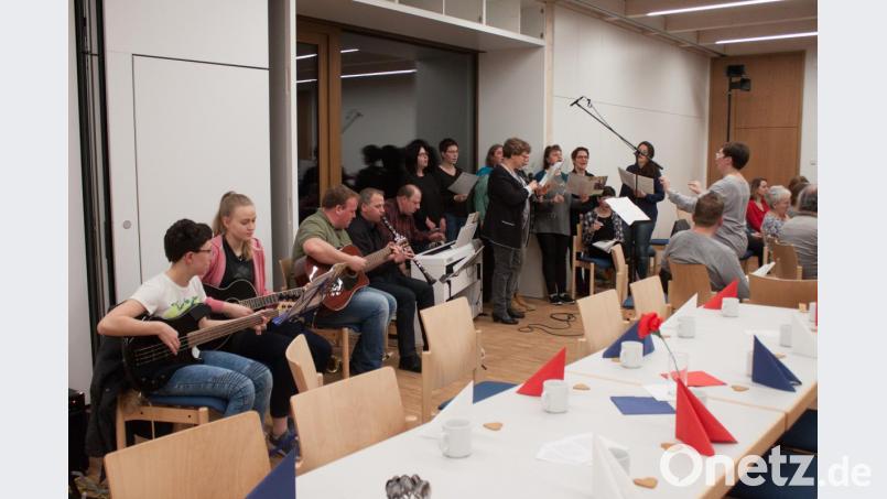 Für die musikalische Untermalung sorgte der Chor Contact unter der Leitung von Birgit Koch mit Unterstützung verschiedenster Instrumente wie Keyboard, Gitarre, Saxofon und Klarinette. Bild: wgw