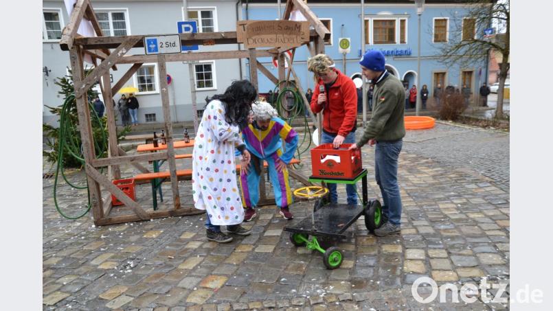 Das neue Firmenfahrzeug wird fachmännisch begutachtet. Bild: gi