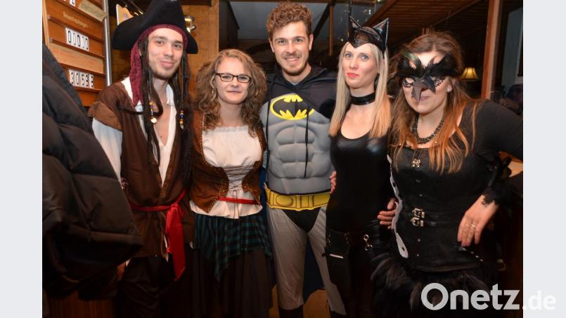 Ob Piratenkapitän Jack Sparrow mit seiner Piratenbraut, das Batman-Pärchen oder der kesse Rabe – es war ein interessanter Faschingsabend bei den "Edelweiß"-Schützen. Bild: dob