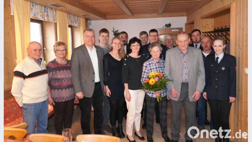 Johann Prem, der Balzer-Kannes Hans (Vierter von rechts), ist 80 Jahre alt. Bild: fvo