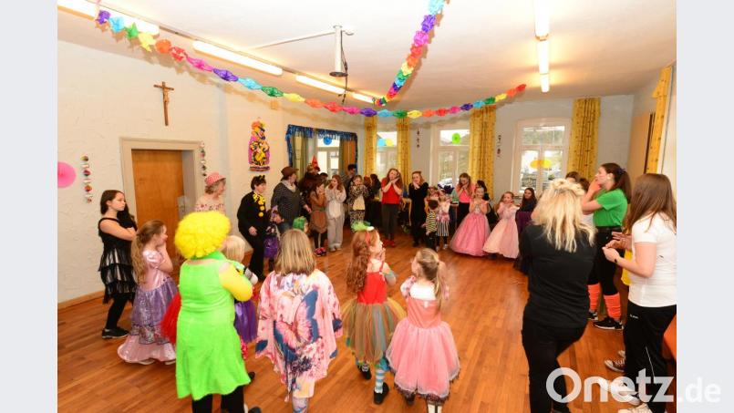 Das Dorfgemeinschaftshaus Burkhardsrieth wurde beim Kinderfasching des Obst- und Gartenbauvereins Burkhardsrieth zum Tanzstudio umfunktioniert. Bild: bey