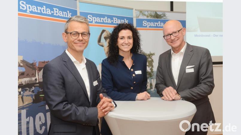 Vorstandschef Georg Thurner, die Weidener Filialleiterin Tanja Hochholzer und stellvertretender Vorstandsvorsitzender Michael Gruber freuen sich über gute Zahlen. Bild: Gabi Schönberger