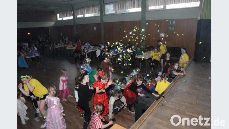 Ein Bonbonregen von DJ Lui geht auf die Kinder nach dem Ende ihrer Tänze nieder. Bild: bey