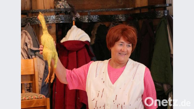 Als Metzgerei- und Fleischerei-Fachverkäuferin (MFFV) erzählte Margit Stich, alias Fanni Edinger, von ihren Berufserlebnissen. Das machte sie so lebendig, dass sich die Zuhörerinnen direkt dabei wähnten. Bild: rpp