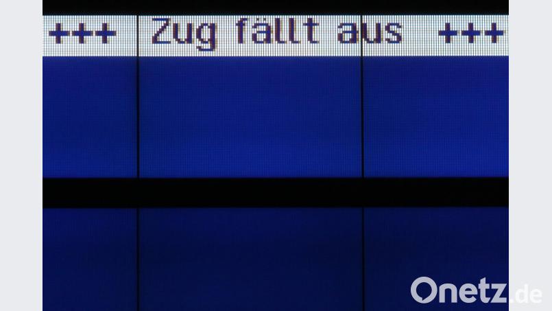 Eine Anzeigetafel informiert über Zugausfälle. Bild: Bernd Wüstneck
