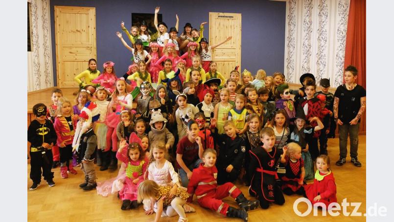 Die Pleysteiner Jugendgarde feiert mit den Pirker Kindern Fasching. Bild: zer