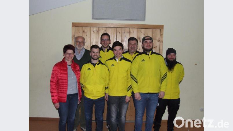 2Zweite Bürgermeisterin Margit Reichl und Vorsitzender Erich Vetter (von links) mit der neuen Fußballabteilung des SV Seebarn: Martin Kirchberger, Tobias Ziereis, Lukas Reichl, Alexander Zimmet, Tobias Hanauer, Gerhard Gruber (nicht auf dem Bild: Markus Ziereis). Bild: zth