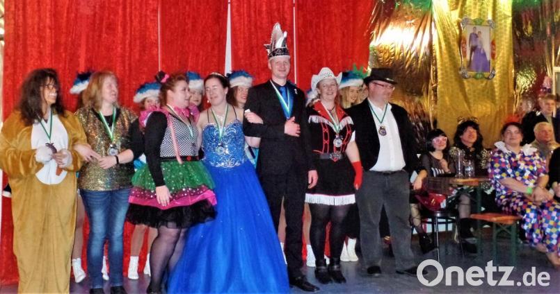 Beim Rosenmontagsball verleiht das Prinzenpaar auch Orden an Helfer, die oft mehr im Hintergrund für gutes Gelingen sorgen. Bild: jml