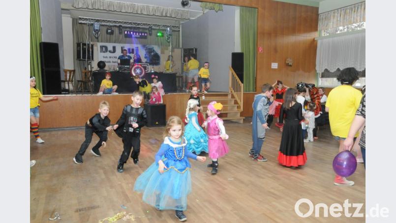 Nach den gemeinsamen Tänzen dürfen sich die Kinder auf dem Parkett des Naabtalhauses austoben. Bild: bey
