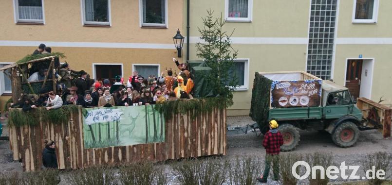 Etliche Stunden werkelten die Mitglieder der Waldthurner Landjugend an ihrem Faschingswagen, den sie dann in Flossenbürg und Pleystein zur Schau stellten. Bild: fvo