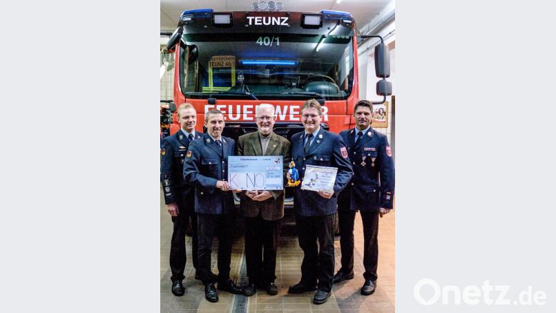 Dr. Hans Brockard von Kuno nahm im Feuerwehrhaus Teunz den Scheck über 500 Euro aus den Händen von (von rechts) Kommandant Andreas Brandstätter, Vorstand Adolf Hammer, 2. Vorstand Günther Neuber und stellvertretendem Kommandant Berthold Eckl entgegen. Bild: tkr