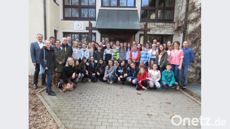 Nach den anstrengenden, aber auch sehr schönen vier gemensamen Tagen in Tannenlohe trafen sich die kompletten Klassen sowie die Ehrengäste in Tannenlohe zur Filmpremiere. . Bild: ubb