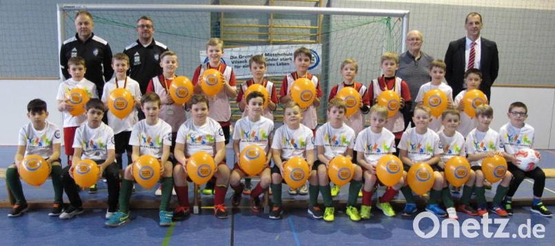 Auf dem Bild die drei Mannschaften der Grundschule Vilseck nach der Siegerehrung des Grundschul-Hallen-Turniers in den T-Shirts und Markierungshemden mit den Luftballons der BZgA sowie (hinten, von links) Hans-Jürgen Geier und Daniel Obermeier (Betreuer/beide FV Vilseck), Karl Heinz Grollmisch und Josef Göttlinger (Leiter Sparkasse Vilseck). Bild: khg