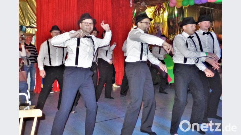 Die Firefighter-Dancers drehen auf der Bühne den Begeisterungs-Hahn auf. Bild: jml
