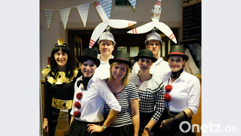 Einfallsrfeiche Maskeraden sorgen für viele Farbtupfer und Hingucker. Die &quot;Oberbibracher Windräder&quot; etwa thematisieren beim Rosenmontagsball die aktuelle Windrad-Debatte Bild: do