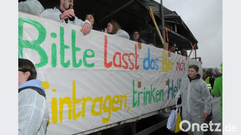 "Bitte lasst das Bier nicht sterben", fordert die Jugendgruppe Parkstein und regt ein nicht ganz ernst gemeintes Volksbegehren mit der Überschrift "Rettet das Bier" an. Bild: bey