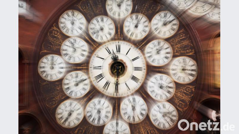 Kehrt der Zeit-Flickerlteppich zurück? Verschiedene Uhrzeiten zeigt die Weltzeituhr des Uhrmachers August Noll von 1885 im Deutschen Uhrenmuseum. Bild: Patrick Seeger/dpa
