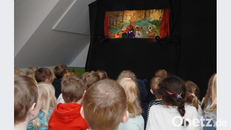 Gespannt verfolgten die Kleinen das Puppentheater, in dem es inhaltlich um das Demokratieverständnis ging. Bild: njn
