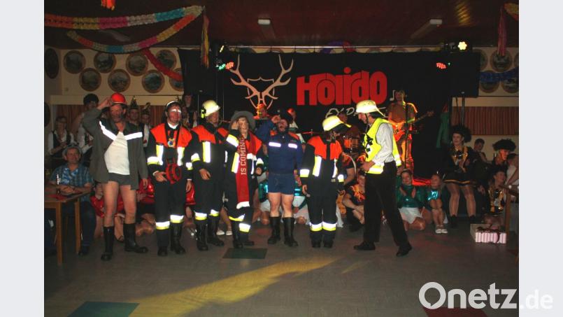 Mit Schwung und Selbstironie parodierten sieben Burkhardsreuther Feuerwehrler unter Leitung von Lukas Deubzer (rechts) ihre Arbeit. Sogar Kommandant Stefan Groß (Zweiter von links) mischte bei diesem "Attentat" auf die Lachmuskeln der Ballgäste mit. Bild: bjp