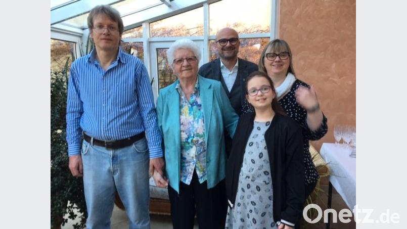 Die 90-jährige Maria Bollinger im Kreis von Gratulanten. Bild: mad