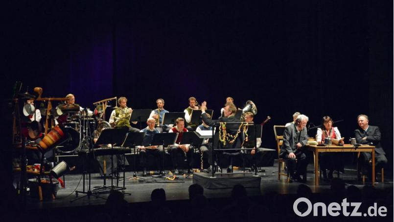 Michael Lerchenberg, Conny Glogger und Gerd Anthoff (von rechts) mit dem Ensemble „Opern auf Bayrisch“. 	Bild: Hegen Bild: Hegen