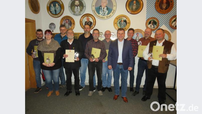 Bürgermeister Karlheinz Budnik (Vierter von rechts) überreicht Urkunden und Pokale an die erfolgreichen Schützen. Bild: adj