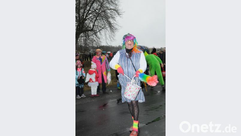Ein Phantasiekostüm und ein paar Wasserspritzer mit der Klobürste für die Zuschauer - mit dem Staubwedel in Hand sieht das echt nach Putzfrau aus. Bild: bey