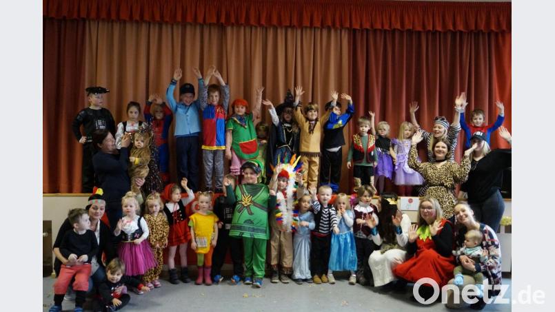 „Schirmitz helau“ rufen die rund 50 fesch kostümierten Mädchen und Buben beim Kinderfasching der SPD im Pfarrsaal. Bild: du