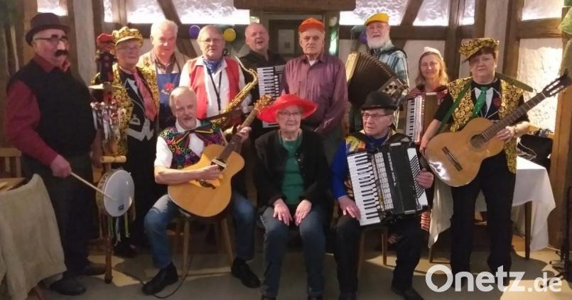 Hans Kowatsch, Herbert Storek, Josef Kämpf, Edeltraud Frank, Marianne Helm und Christa Böhm (von links) deckten beim Musikantenfasching die Unterschiedlichkeiten und letztlich doch Gemeinsamkeiten von Mann und Frau auf. Bild: ang