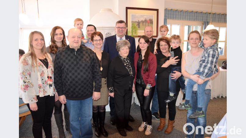 Es war ein guter und erlebnisreicher Tag für die Jubilarin: Ihren 95. Geburtstag feiert Sophie Rauch (Mitte vor Bürgermeister Peter Braun) im Kreis ihrer Familie mit ihren Kinden, Enkeln und Urenkeln. Bild: bö