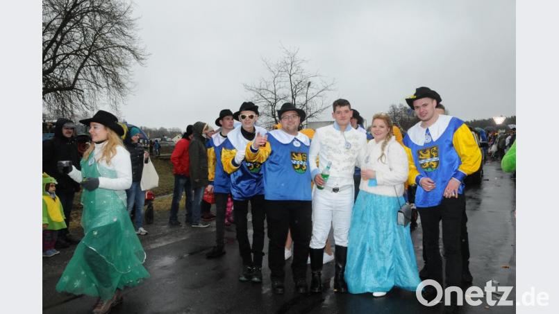 Das Pleysteiner Prinzenpaar René I. und Alexandra II. mit kleinem Hofstaat hat die weiteste Anreise nach Hammerles. Bild: bey