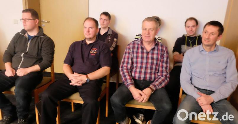 Die Vorstellung des Feuerwehrbedarfsplanes der Gemeinde Stulln 2019 auf ein starkes Interesse. Unter den Zuhörern befinden sich (vorne von links) 1. Kommandant Michael Altrichter, Stellvertreter Christoph Bierner und Ehrenkommandant Alois Luber sowie weitere Aktive. Bild: ohr